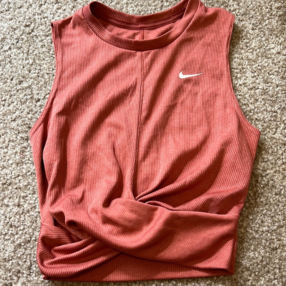Cropped Nike tank